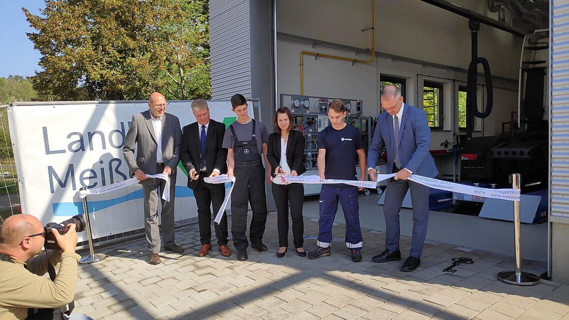 Einweihung der neuen Montagehalle der KFZ-Werkstatt im Beruflichen Schulungszentrum Meißen im September 2023